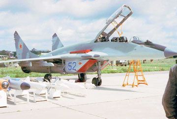 MiG-29UBT demostrador 952 en stand